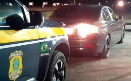 Para evitar apreensão por dívida, homem clona o próprio carro, mas é pego pela polícia