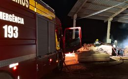 Princípio de incêndio atinge madeireira no interior de Palmitos