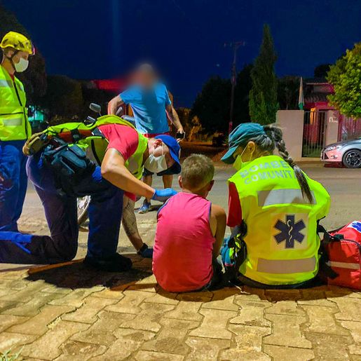 Colisão entre carro e moto deixa pai e filho levemente feridos em SMOeste 
