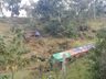 Caminhão despenca em ribanceira e rodovia é interditada por risco de explosão