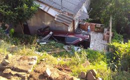 Motorista fica ferido após capotar carro em pátio de residência