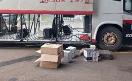 Ônibus com licenciamento atrasado é flagrado transportando descaminho em SMOeste