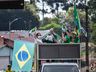 Ao som do Hino Nacional manifestantes realizam parada no trevo da BR-282 
