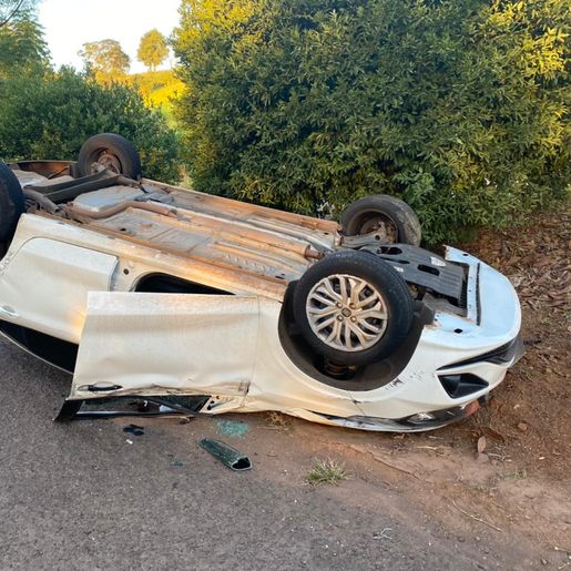 Colisão entre carros deixa feridos na SC 163