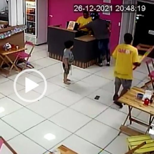 Ladrão que ‘foi salvo’ pela PM tomou até cadeirada durante assalto em SC; veja o vídeo