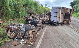 Tombamento de carreta na SC-161 deixa trânsito lento em Romelândia