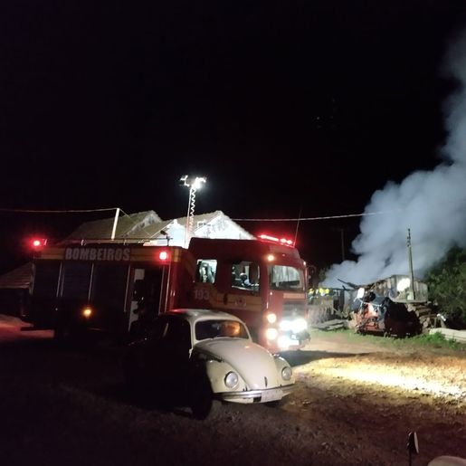 Incêndio em galpão de São João do Oeste mobiliza bombeiros
