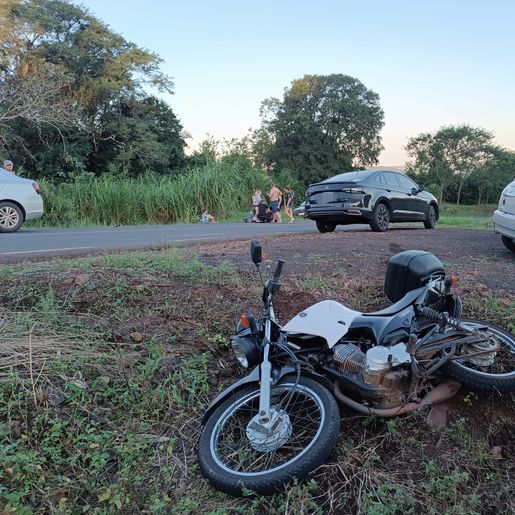  Colisão traseira entre carro e moto deixa mulher ferida na SC-496 em SJO