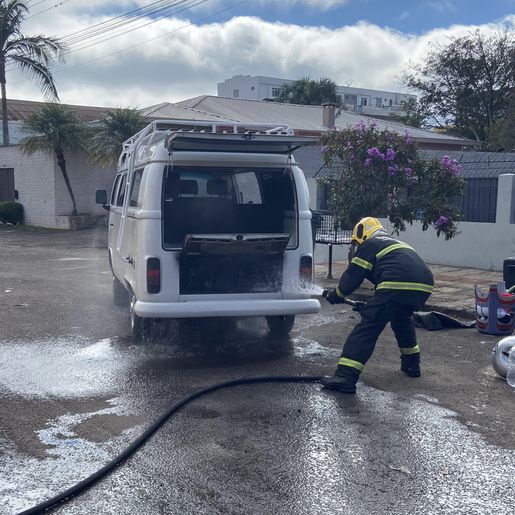 Kombi pega fogo em SMO minutos antes de viagem para Foz do Iguaçu