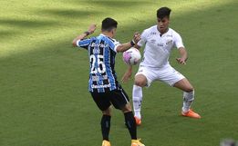 Marinho brilha, marca duas vezes de pênalti, e Santos vence o Grêmio
