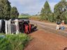 Carreta carregada de leite tomba à margem da pista de desvio na BR 163, em São José do Cedro