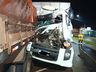 Caminhoneiro fica preso às ferragens ao colidir em outro caminhão em Itapiranga