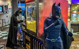 Jovem fantasiado de Batman assiste filme no Cine Peperi; fotos