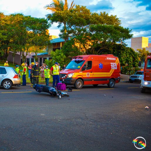 Vídeo: Colisão entre carro e moto deixa motoboy ferido em SMOeste 