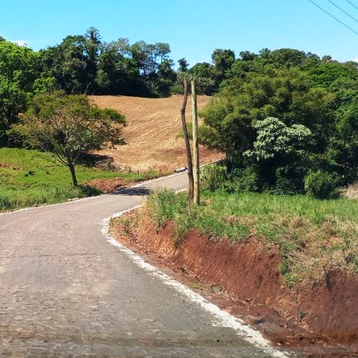 Calçamento rural alcança pouco mais de 2 quilômetros em São José do Cedro