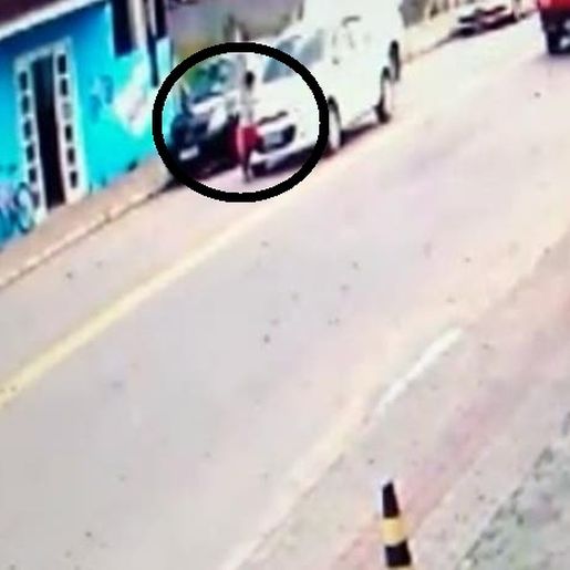 VÍDEO: Criança é atropelada, vira "mortal" no ar, mas sai andando em SC