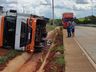 Caminhão carregado de frango sai da pista e tomba na BR-163 em São José do Cedro