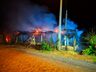 Casa fica destruída por incêndio na madrugada desta terça-feira 
