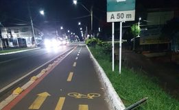 Homens são flagrados quebrando placas em SMOeste