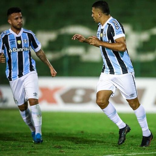 Grêmio leva susto após 3 gols em 6 minutos, mas vence e garante 1º lugar