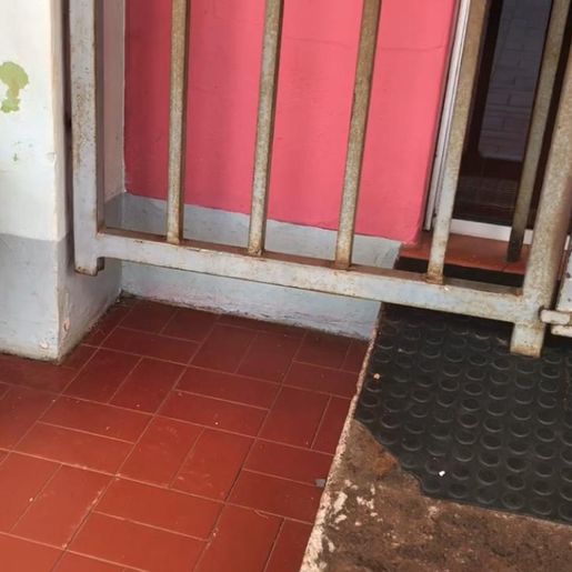 VÍDEO: Criança que fugiu de creche passou embaixo do portão 