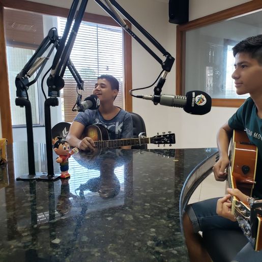 Vídeo: Rádio Oeste FM recebe dupla Lucca e Lorenzo