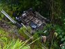 Van com 14 ocupantes sai da pista, cai em barranco e dois ficam feridos na BR-282