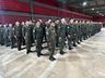Militares do Exército prestam juramento à Bandeira em solenidade do Dia do Soldado