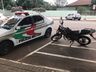 PM guincha motocicleta estacionada irregularmente na Marcilio Dias