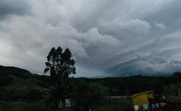 Internauta registra formação de nuvem passando por SMOeste minutos após tornado 