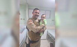 Policial salva bebê engasgado com leite materno em Dionísio Cerqueira  