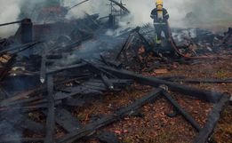 Incêndio destrói galpão de madeira e atinge trator em Guaraciaba