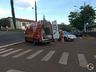 Colisão entre carro e moto deixa mulher ferida em frente à prefeitura