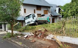 Caminhão da Casan perde freio, atinge carro e derruba muro em São Miguel do Oeste