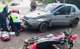 Colisão entre carro e moto deixa homem ferido no centro de São João do Oeste