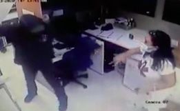 Mulher reage e bate em ladrão em assalto em SC; veja vídeo