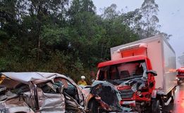 Pai e filho morrem em grave acidente entre caminhonete e caminhão na BR-282