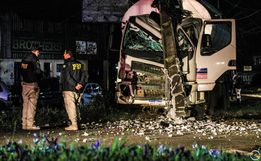 Motorista colide com caminhão em poste na Willy Barth 