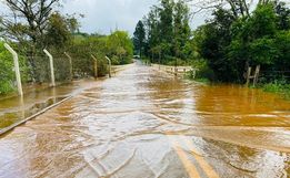 Ponte na ITG 070 em Itapiranga fica submersa e passagem é interrompida