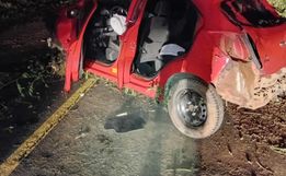 Motorista fica ferido ao bater carro em barranco na SC-496, em Santa Helena