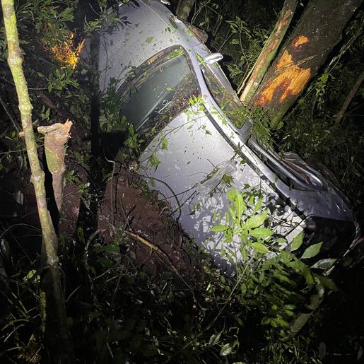 Carro cai em ribanceira após saída de pista na SC-283 em Riqueza