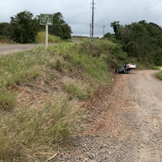 Idoso fica ferido após caminhonete capotar na SC-492, em SMOeste
