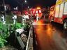 Carro capota, cai em rio e duas pessoas ficam feridas em Maravilha
