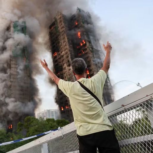 Incêndio de grandes proporções atinge complexo residencial em Hong Kong e deixa 13 mortos