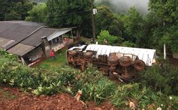 Caminhoneiro morre em tombamento em propriedade rural