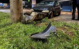 Jovem colide com carro em poste na Willy Barth em SMO