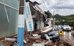 Vídeo: Temporal causa vários estragos em empresas e residências de Mondaí