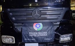PM apreende caminhão com laranjas argentinas em Dionísio Cerqueira