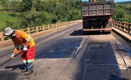 DNIT realiza ação tapa-buracos na ponte sobre o Rio das Antas