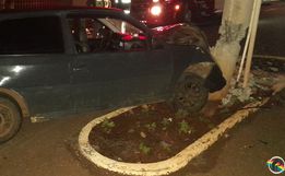 Carro colide em poste e deixa feridos no centro de Itapiranga